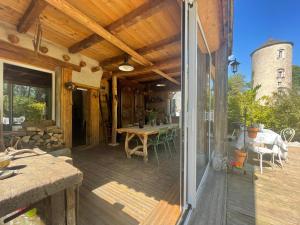 eine Außenterrasse mit einem Tisch und einem Esszimmer in der Unterkunft grande demeure d'exception in Clairvaux-les-Lacs