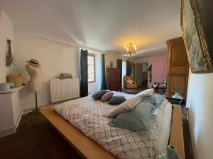 ein Schlafzimmer mit einem großen Bett mit Kissen darauf in der Unterkunft grande demeure d'exception in Clairvaux-les-Lacs