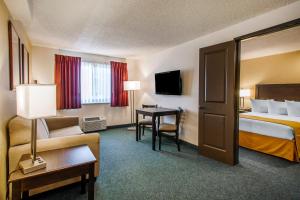 Postel nebo postele na pokoji v ubytování Quality Inn & Suites