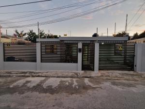 un edificio bianco con cancello e recinto di Villa vacacional Rikheriluz a La Romana