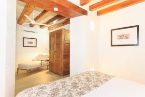 um quarto com uma cama e uma ventoinha de tecto em Hotel Boutique Casa del Coliseo em Cartagena das Índias