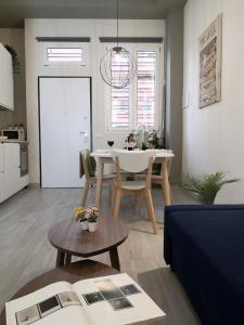 sala de estar con mesa y comedor en [Luxury apartment near Niguarda] Graziano39 en Milán