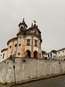 een gebouw met een kerstboom ervoor bij República Birinaite in Ouro Preto