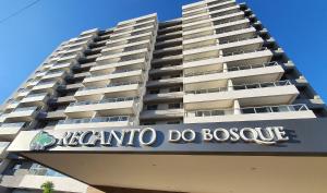 a tall building with a sign that says bio do bosquit at Recanto do Bosque Caldas Novas Temporada in Caldas Novas