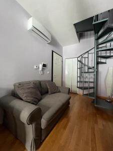 salon z kanapą i spiralnymi schodami w obiekcie La Dolce Vita w mieście Bovino