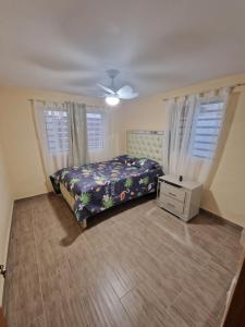 una camera da letto con un letto e due finestre di Villa vacacional Rikheriluz a La Romana Altre 24 foto