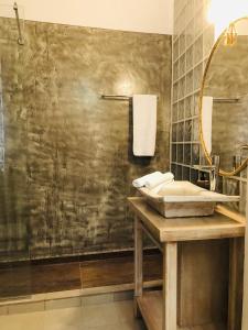 y baño con lavabo y espejo. en Gaia Luxury Rooms en Rethymno Town