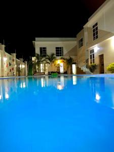 ein großer Pool vor einem Haus in der Nacht in der Unterkunft VICK Boutique Hotel in Banda Kuu