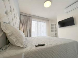 sypialnia z łóżkiem z pilotem w obiekcie Departamento Exclusivo, High Apartment with Great Location 4-B w mieście Matamoros