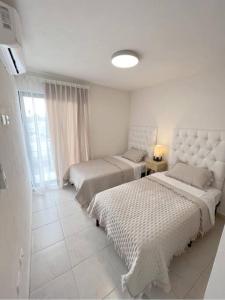 sypialnia z 2 łóżkami i oknem w obiekcie Departamento Exclusivo, High Apartment with Great Location 4-B w mieście Matamoros