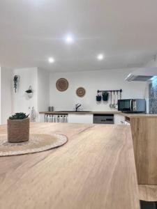une chambre vide avec une cuisine et du parquet dans l'établissement Casa Bondy - Sublime T2 Refait à Neuf - Hyper Centre de Brive, à Brive-la-Gaillarde