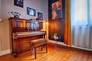 Zdjęcie z galerii obiektu Sweet Nina Jazz Appartement pour 5 voyageurs, situé à la Place de la République, avec parking et lit queen size w mieście Le Mans