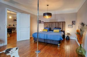 Posteľ alebo postele v izbe v ubytovaní Sweet Nina Jazz Appartement pour 5 voyageurs, situé à la Place de la République, avec parking et lit queen size