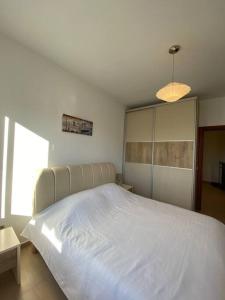 Ένα ή περισσότερα κρεβάτια σε δωμάτιο στο Tranquillity Apartament 1