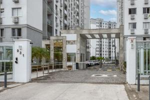 una calle vacía con edificios altos en una ciudad en Apartamento 2 quartos a 4 minutos do Rio centro e jeunesse arena na barra da Tijuca, en Río de Janeiro
