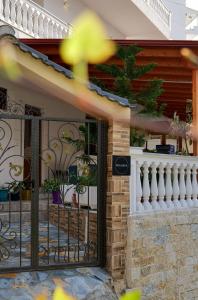 eine Tür zu einem Haus mit einem schmiedeeisernen Tor in der Unterkunft Vila Jon'a in Sarandë