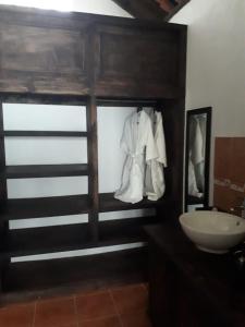 a bathroom with a sink and a mirror at Bosque Macadamia in El Tejar