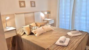 1 dormitorio con 1 cama con 2 toallas en Monoambiente céntrico La Plata en La Plata