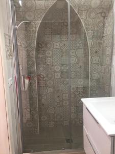 een douche met een glazen deur in de badkamer bij Casa Nimeca in Palagiano