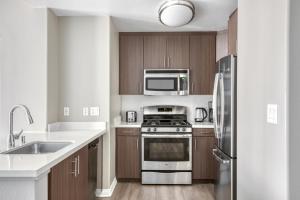 Kuchyň nebo kuchyňský kout v ubytování Pasadena 1br w gym pool nr Colorado Ave LAX-857