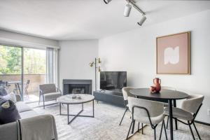 Χώρος καθιστικού στο Pasadena 2BR w Gym Pool nr Colorado Ave LAX-864