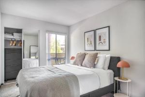 Ένα ή περισσότερα κρεβάτια σε δωμάτιο στο Pasadena 2BR w Gym Pool nr Colorado Ave LAX-864 +24 φωτογραφίες