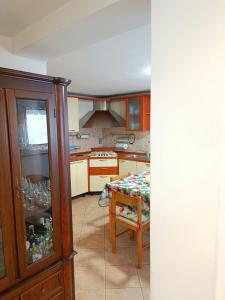 cocina con mesa y silla en una habitación en APPARTAMENTO PAMELA, en Grado