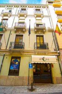 un edificio de apartamentos con un cartel delante en Arteaga Hostal & Baños Arabes Elvira, en Granada