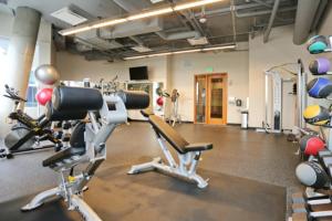 ein Fitnessstudio mit mehreren Laufbändern und Ergometern in der Unterkunft Downtown Bellevue Studio w Gym WD nr shops SEA-116 in Bellevue