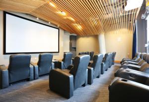 ein Konferenzraum mit Stühlen und einer Projektionsleinwand in der Unterkunft Downtown Bellevue Studio w Gym WD nr shops SEA-116 in Bellevue + 21 Fotos