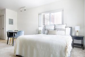 Postel nebo postele na pokoji v ubytování Downtown Bellevue Studio w WD Rooftop nr all SEA-139