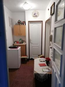 a small kitchen with a table and a door at STD Verice Đorđević in Kalna