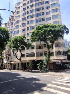een groot wit gebouw met bomen ervoor bij Boemia Carioca Lapa in Rio de Janeiro