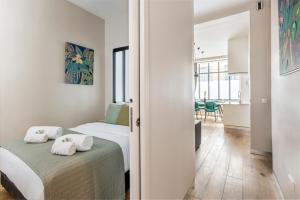 una camera da letto con un letto e due asciugamani di Design et confort near Champs Elysees a Parigi