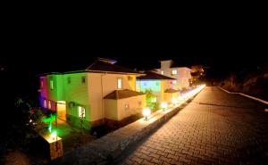 Una fila de casas iluminadas por la noche en Prima 9+2 Villas en Alanya