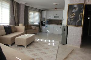 sala de estar con sofá y cocina en Prima 9+2 Villas en Alanya