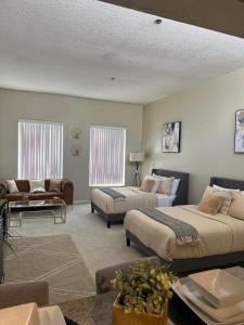 sala de estar con 2 camas y sofá en Amazing Universal Studios Loft FREE parking en Los Ángeles