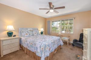 Postel nebo postele na pokoji v ubytování STEPS from Flagler Avenue! Charming Home with Private Garage and Full Kitchen!