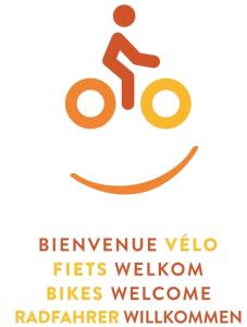 un cartel con una persona en bicicleta en Qui Dort d'Isnes, en Isnes