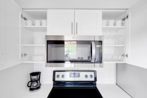 Köök või kööginurk majutusasutuses Bellevue 2BR w Indoor Pool Gym easy commute SEA-279