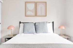 Voodi või voodid majutusasutuse Bellevue 2BR w Indoor Pool Gym easy commute SEA-279 toas +24 fotot