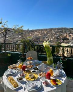 un tavolo con cibo e vista sulla città di Palais De Fès Suites & Spa a Fes