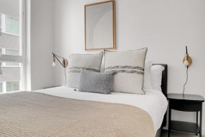 Ένα ή περισσότερα κρεβάτια σε δωμάτιο στο Bellevue 2BR w Gym WD nr Spring District SEA-415 +30 φωτογραφίες