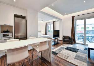 cocina y sala de estar con mesa y sillas en Boutique40 Luxury Apartment, en Atenas