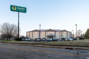 un bâtiment avec des voitures garées dans un parking dans l'établissement Quality Suites NE Indianapolis Fishers, à Fishers