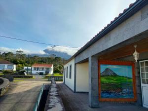 un edificio con una pintura a un lado. en Casa dos Avós en São Roque do Pico