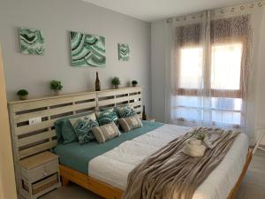 sypialnia z dużym łóżkiem i oknem w obiekcie Riumar Nature 38 , piscina , aire acondicionado , barbacoa y pàrquing Privado w mieście Riumar