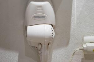 un sèche-cheveux est accroché au mur dans l'établissement Moderno Apartamento Salida directa al Mar Club de playa, à Santa Marta 61 autres photos