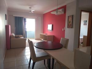 uma cozinha e sala de estar com mesa e cadeiras em APARTAMENTO AGUAS DA SERRA 713 A em Rio Quente