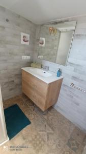 Łazienka w obiekcie Riumar Nature 38 , piscina , aire acondicionado , barbacoa y pàrquing Privado